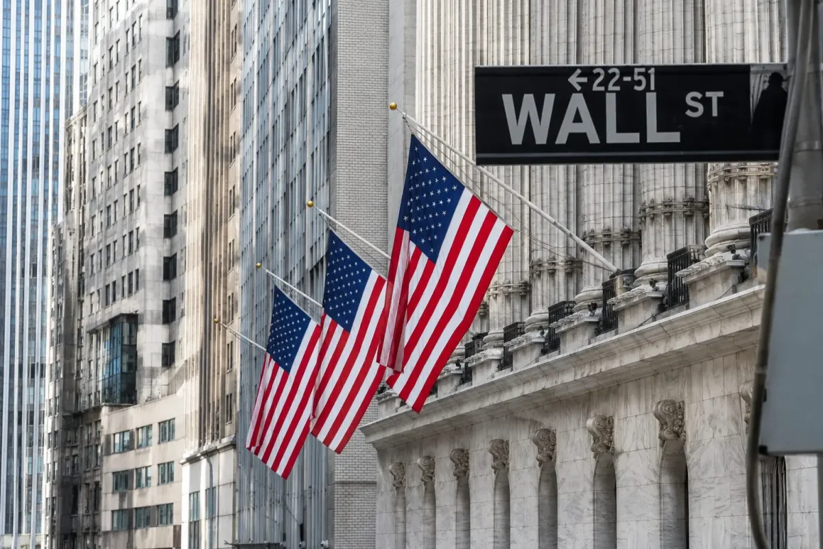 Dow Hits Record as Oil Retreats, Healthcare Surges; Broadcom Disappoints