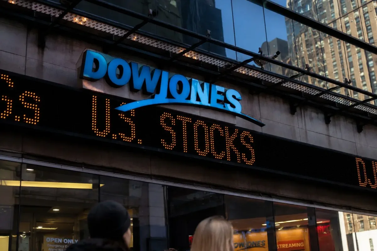 Dow Hits Record as Oil Slumps; AI Chip Concerns Curb Nasdaq