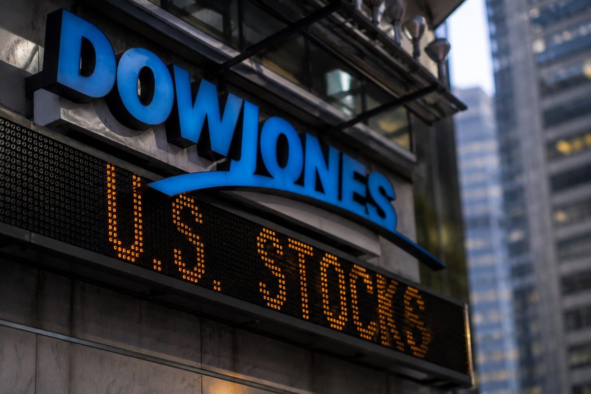 Dow Jones Recovers Weekly Gain as Tech Slide Halts Rally Above 52,000