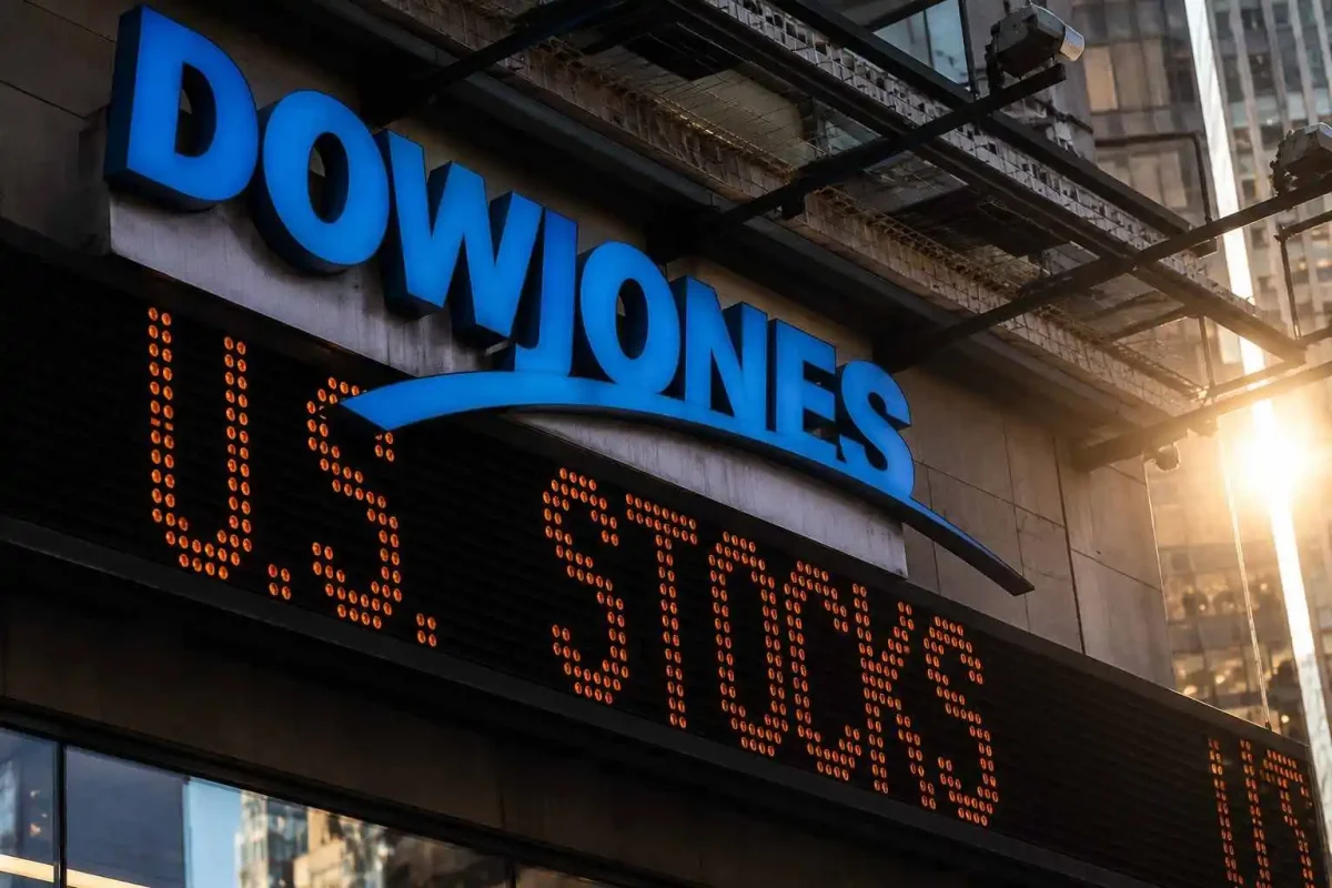 Dow Rises 360 Points as 3M and Caterpillar Lead Blue-Chip Rally