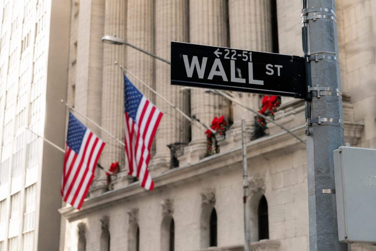 Dow Rises as Nasdaq Pulls Back; Oil Slide Boosts Airlines