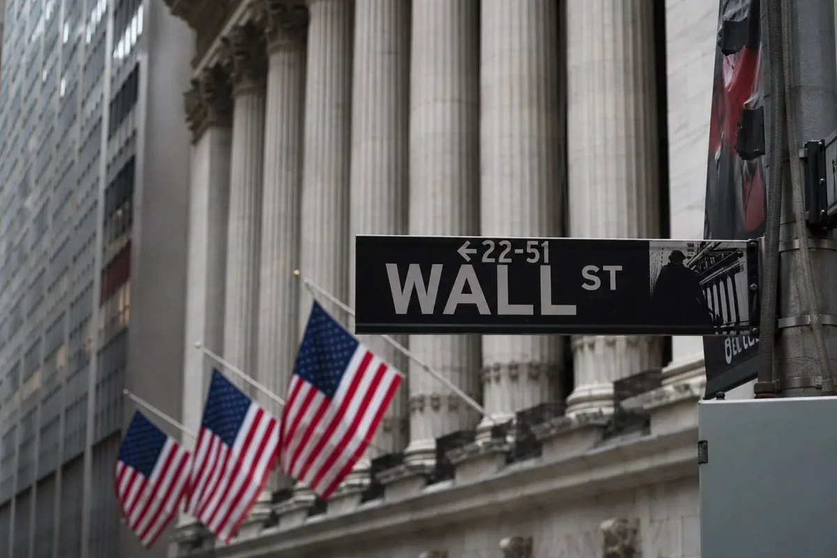 Dow Rises Despite Tech Selloff; AI Stocks Weigh on Nasdaq