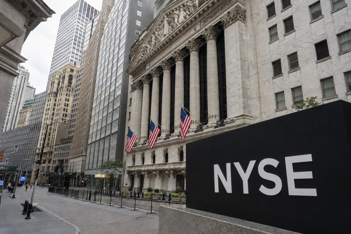 Dow Slides 460 Points as Rising Yields Outweigh Walmart's Drag