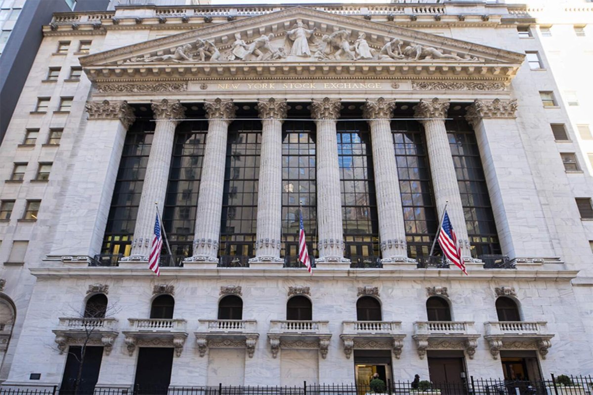Dow Slips 393 Points as 10-Year Yield Hits 5%, Oil Surges