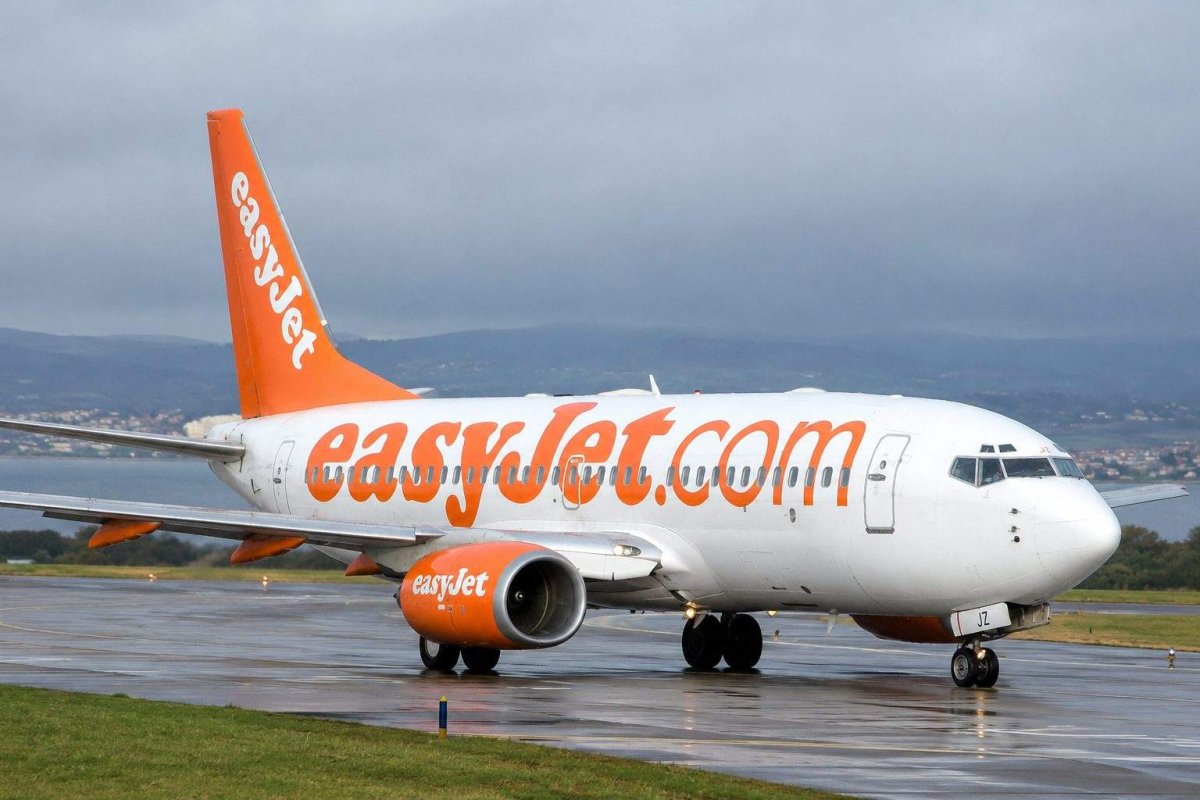 EasyJet Shares Dip on Fuel Cost Concerns Amid Summer Outlook