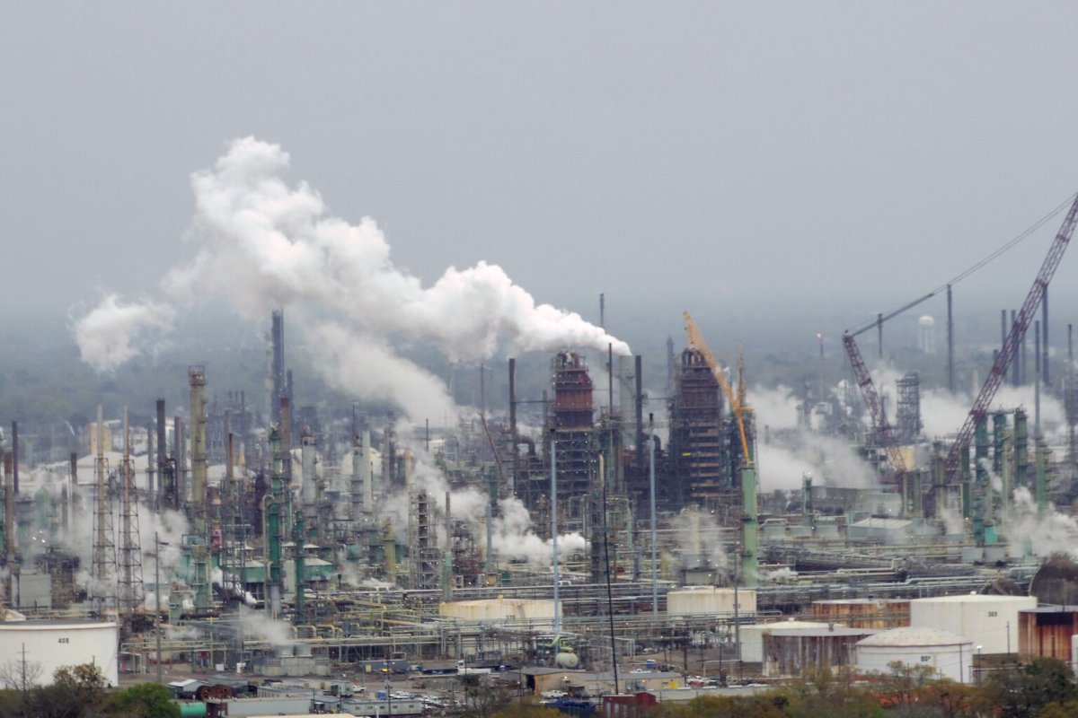 Exxon Fuel Unit Outearns Upstream as Pump Prices Hold Above $4