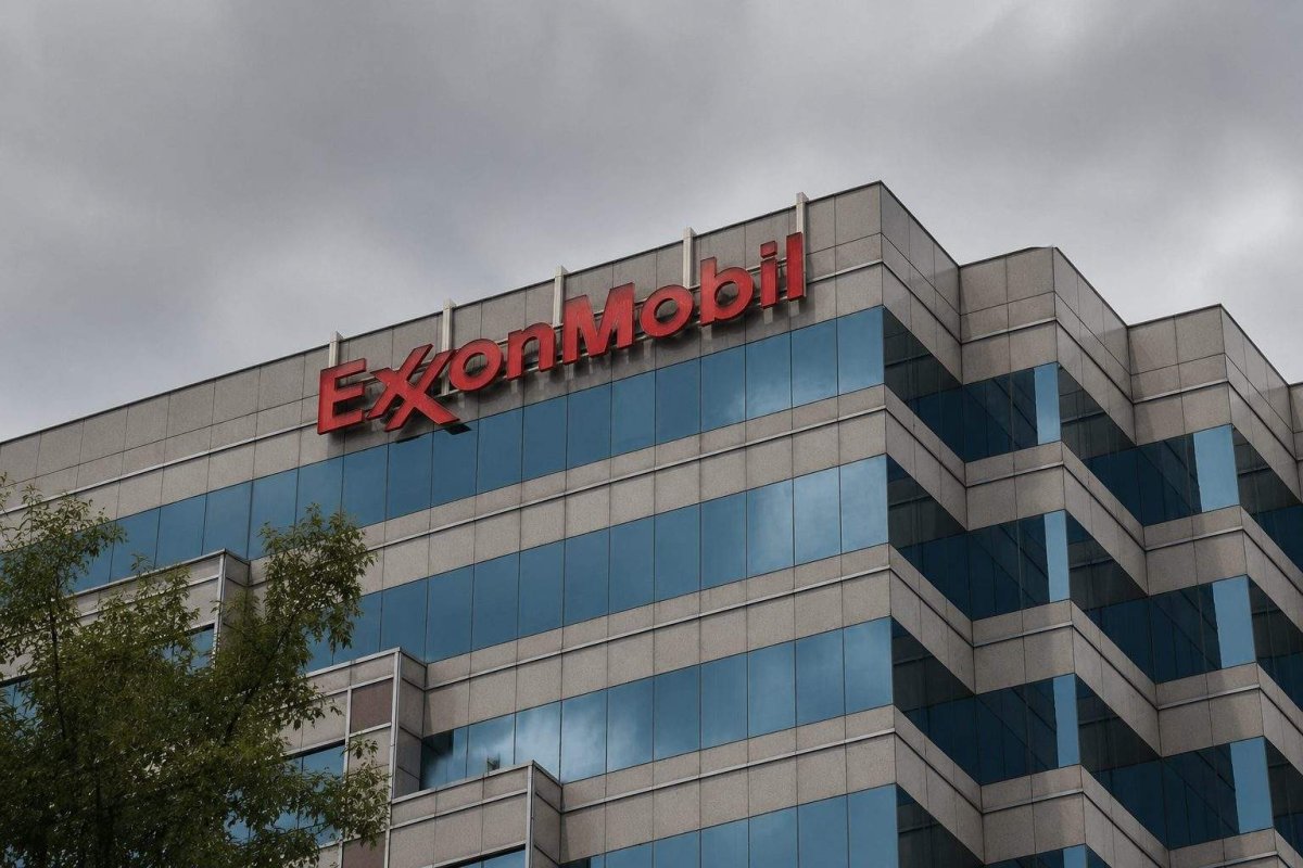 Exxon Warns of $160 Oil as Hormuz Talks Stall, Shareholders Back Texas Move