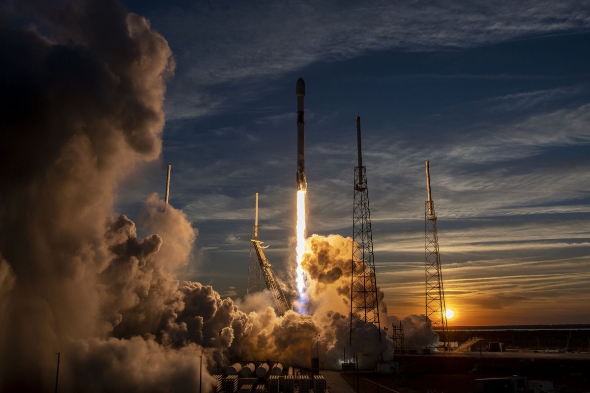FCC Approves 15,000 Starlink Satellites, Defers Remainder