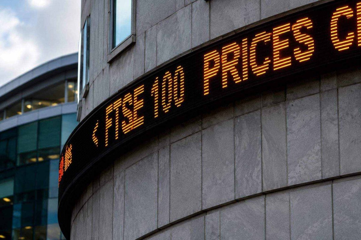 FTSE 100 Dips as Oil Breaches $100, Political Uncertainty Weighs