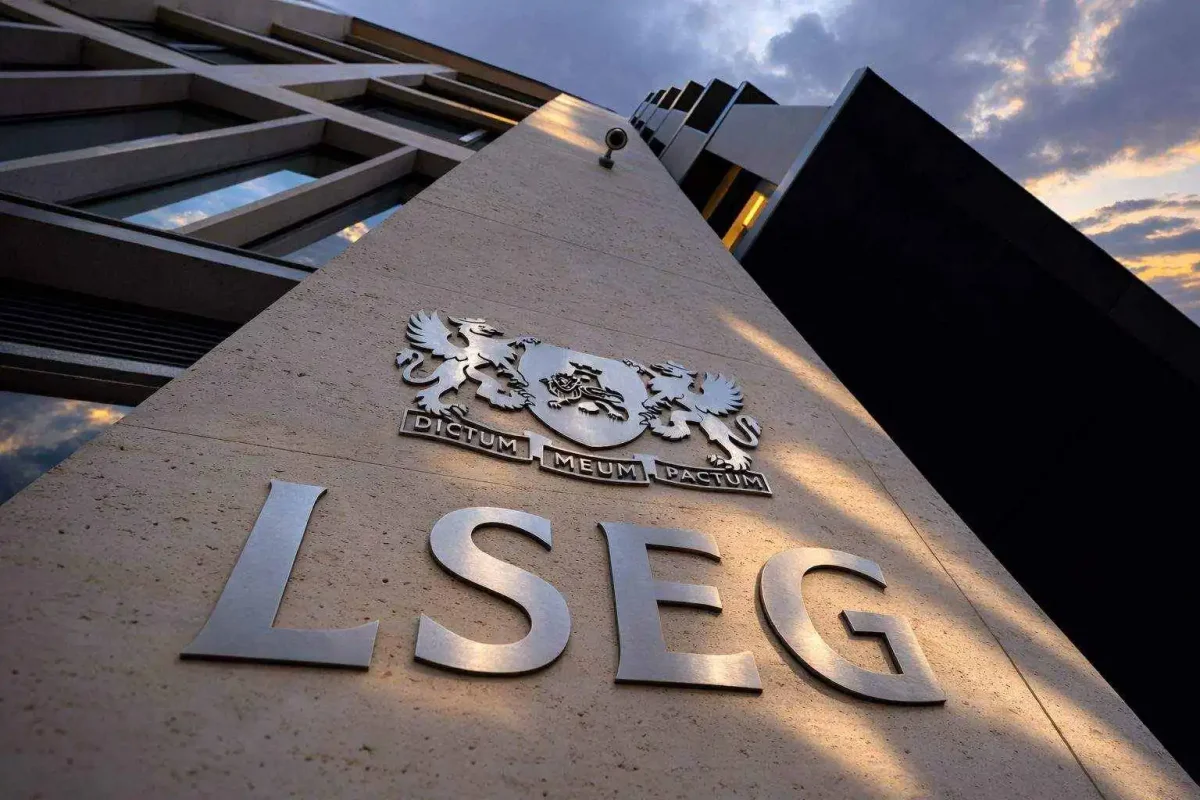 FTSE 100 Edges Lower as AstraZeneca, HSBC Drag; Energy Stocks Rally
