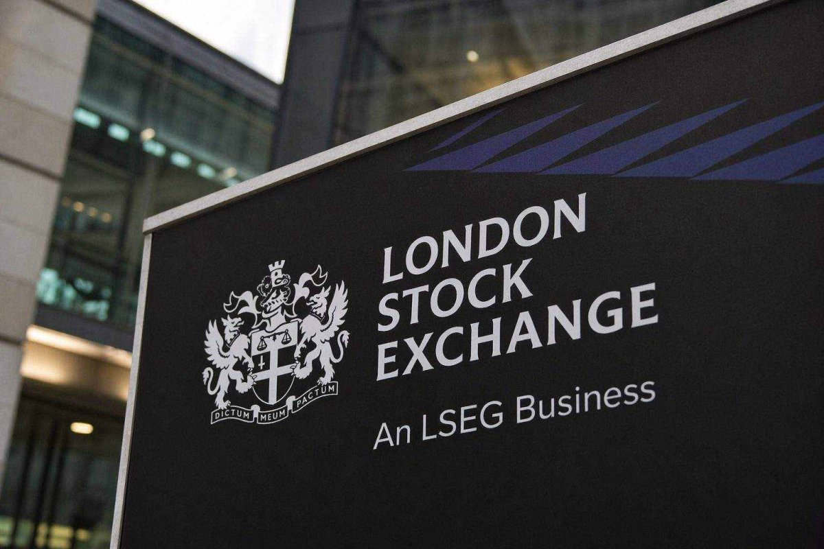 FTSE 100 Edges Lower as UK Inflation Hits 3.3%, Reckitt Plunges
