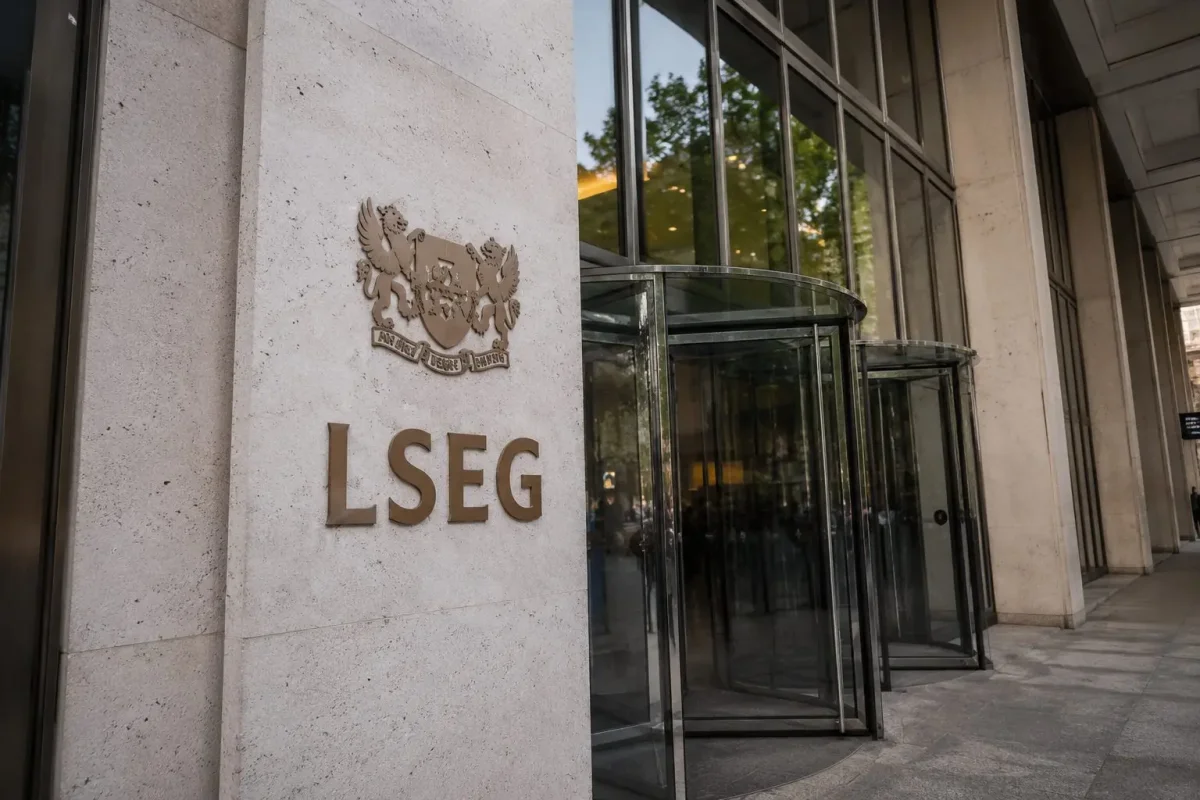 FTSE 100 Posts Consecutive Monthly Gains, June Awaits Data and Ceasefire Outcome