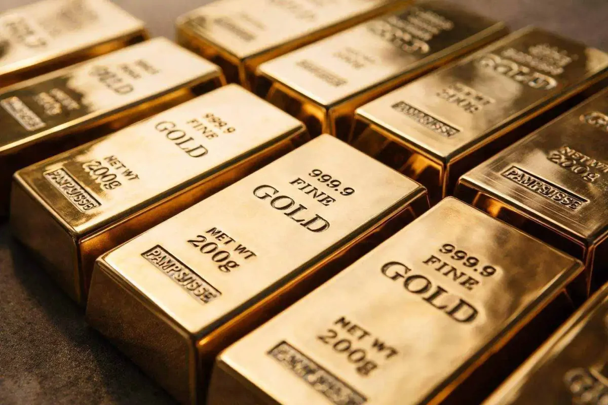 Gold Plunges to Six-Week Low as Hawkish Central Banks, Oil Spike Pressure Bullion