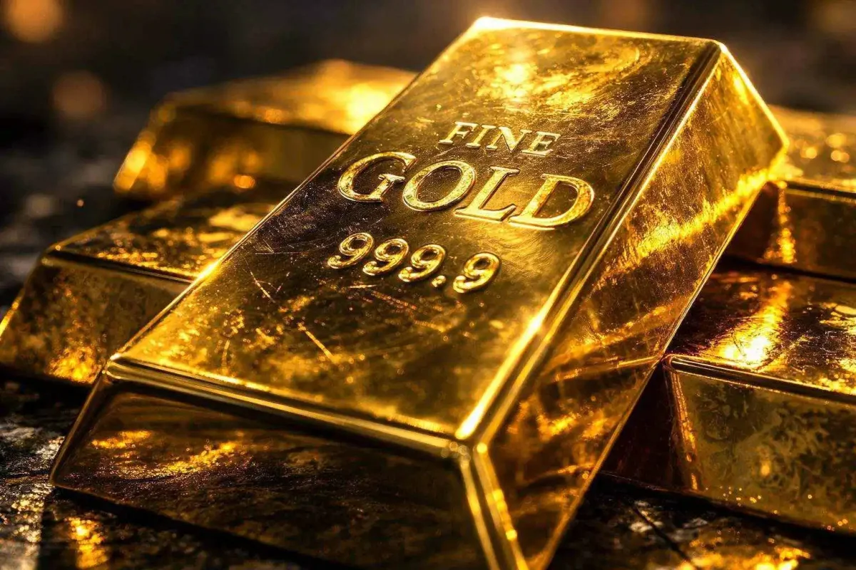 Gold Retreats as Dollar Strength, Oil Surge Cloud $5,000 Outlook