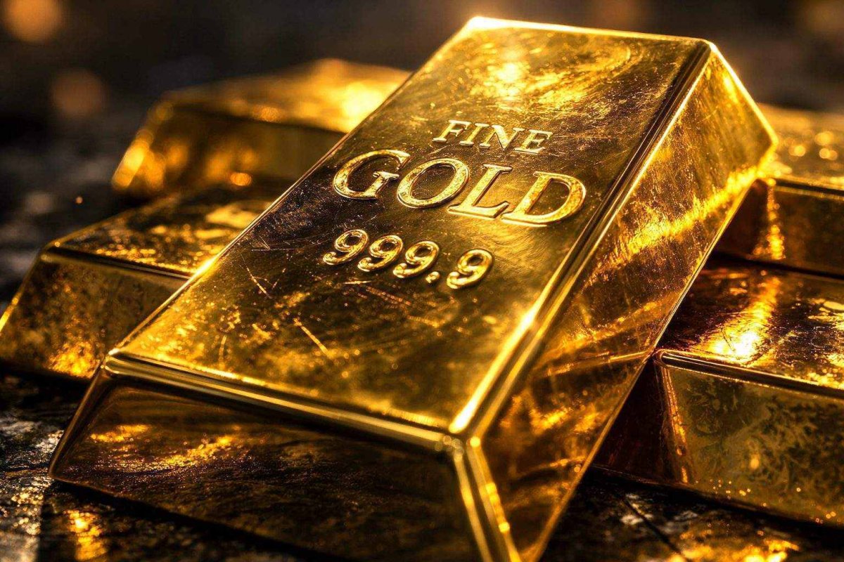 Gold Retreats from One-Month Peak as Dollar Strengthens, Rate Bets Dim