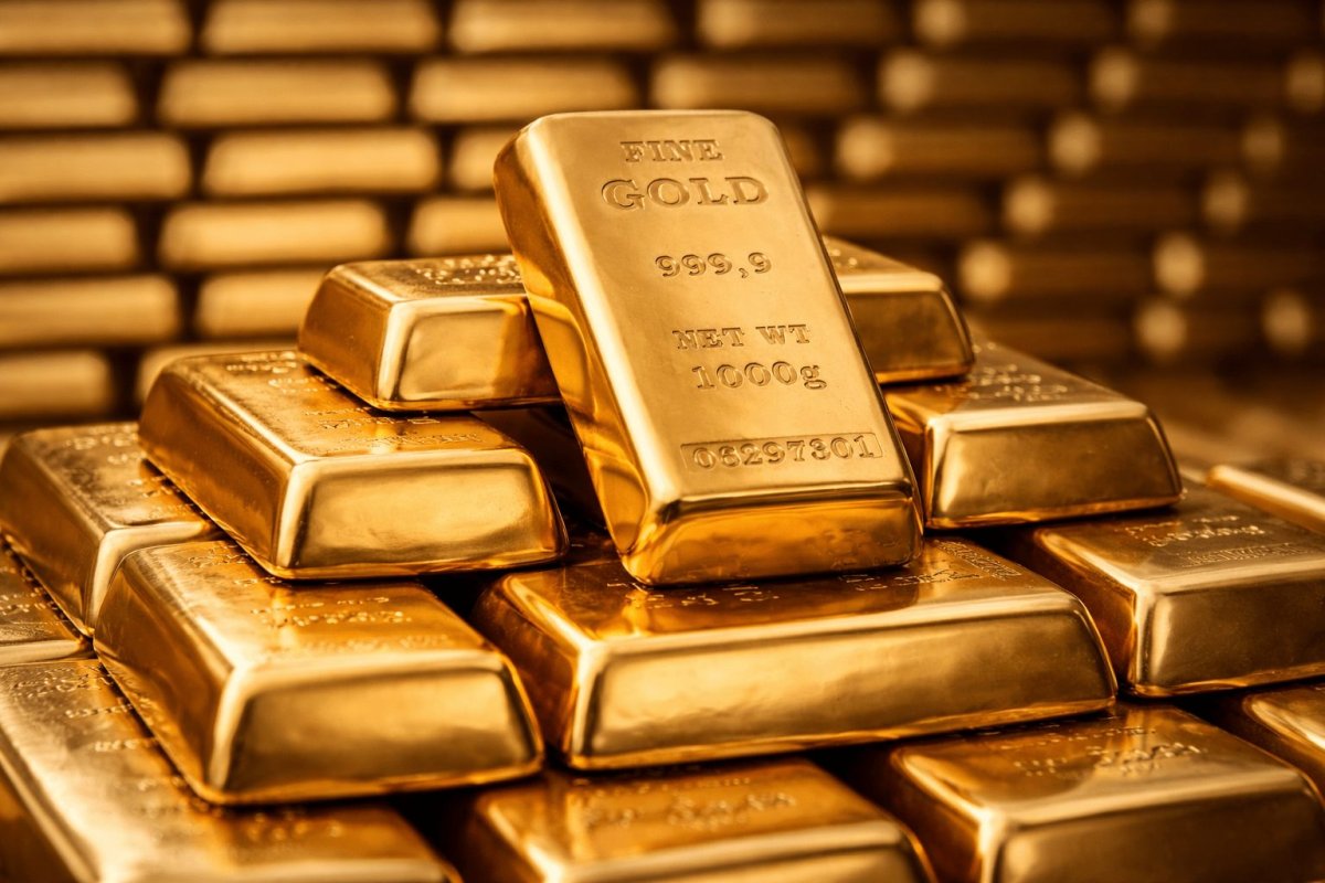 Gold Retreats Under $5,000 Amid Dollar Strength, Holiday Liquidity Squeeze