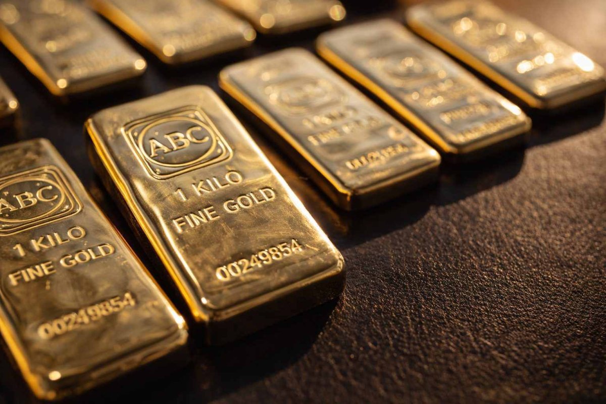 Gold Slides for Third Day as Fed Policy and Iran Tensions Weigh