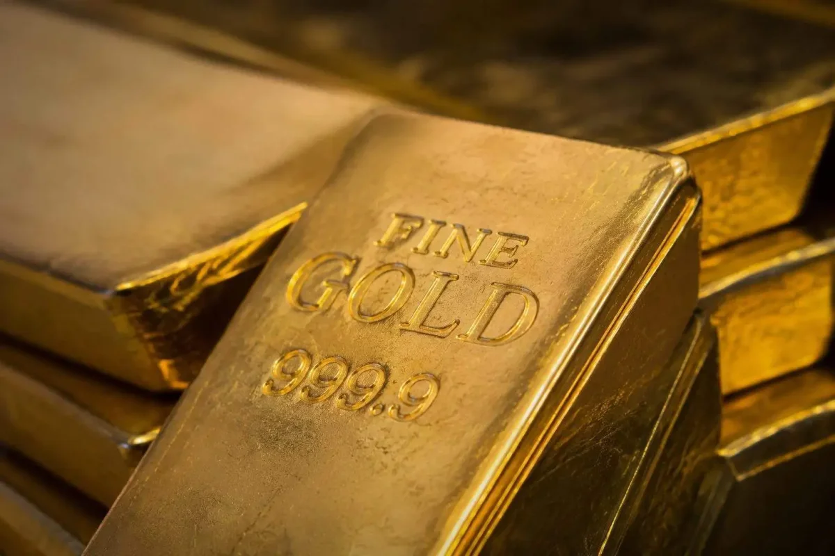 Gold Slips Below $4,700 as Dollar Strengthens and Inflation Data Surprises