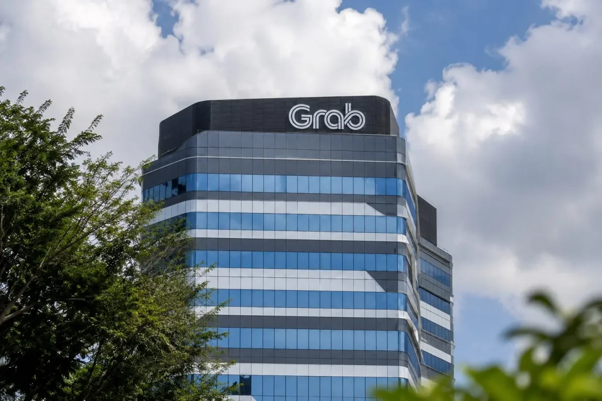 Grab Holdings Rises as Nasdaq Slips; Fintech Growth in Focus