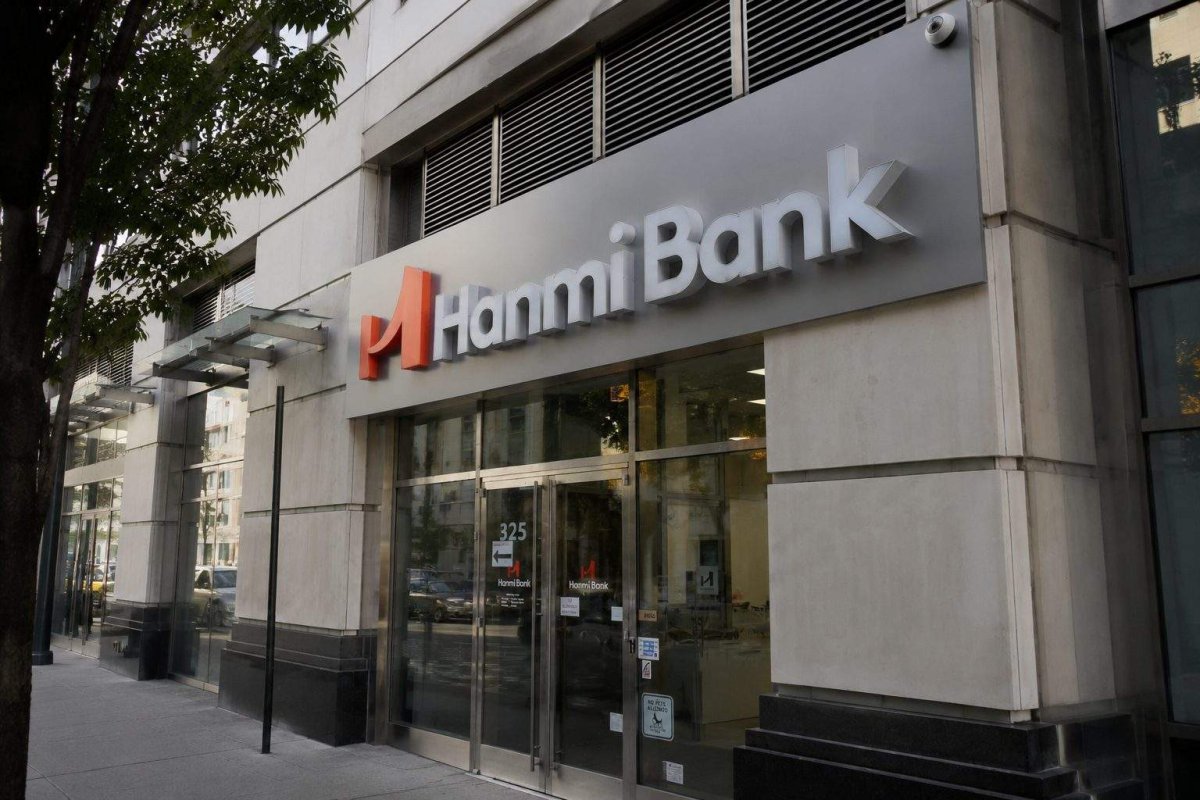 Hanmi Financial Stock Declines as Dividend Date Approaches and Regional Banks Retreat