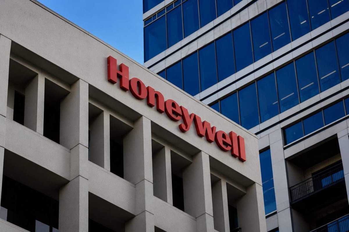 Honeywell Rallies on Quantinuum IPO Buzz and Aerospace Spin-Off Plans