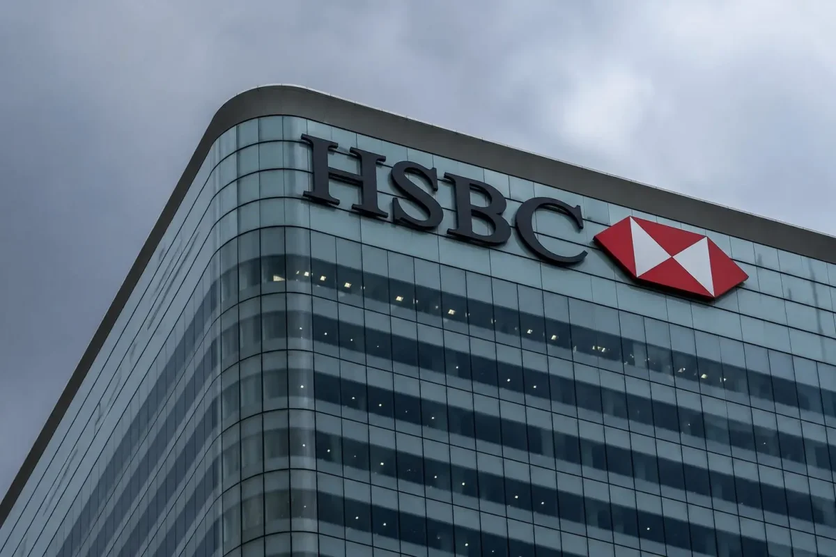 HSBC Nears 27-Year High After $3B Debt Call Surpasses Dividend