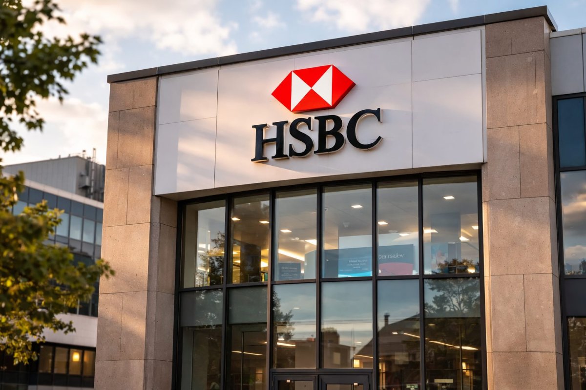 HSBC Shares Gain Amid U.S. Team Cuts Ahead of Key Earnings