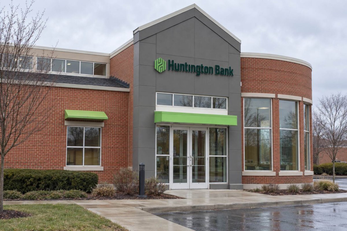 Huntington Cuts 2027 EPS Outlook as Deposit Costs Bite