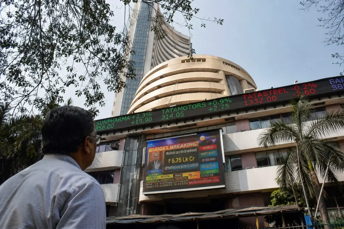Indian Markets Edge Higher as Banking Gains Counter Oil and Rupee Risks