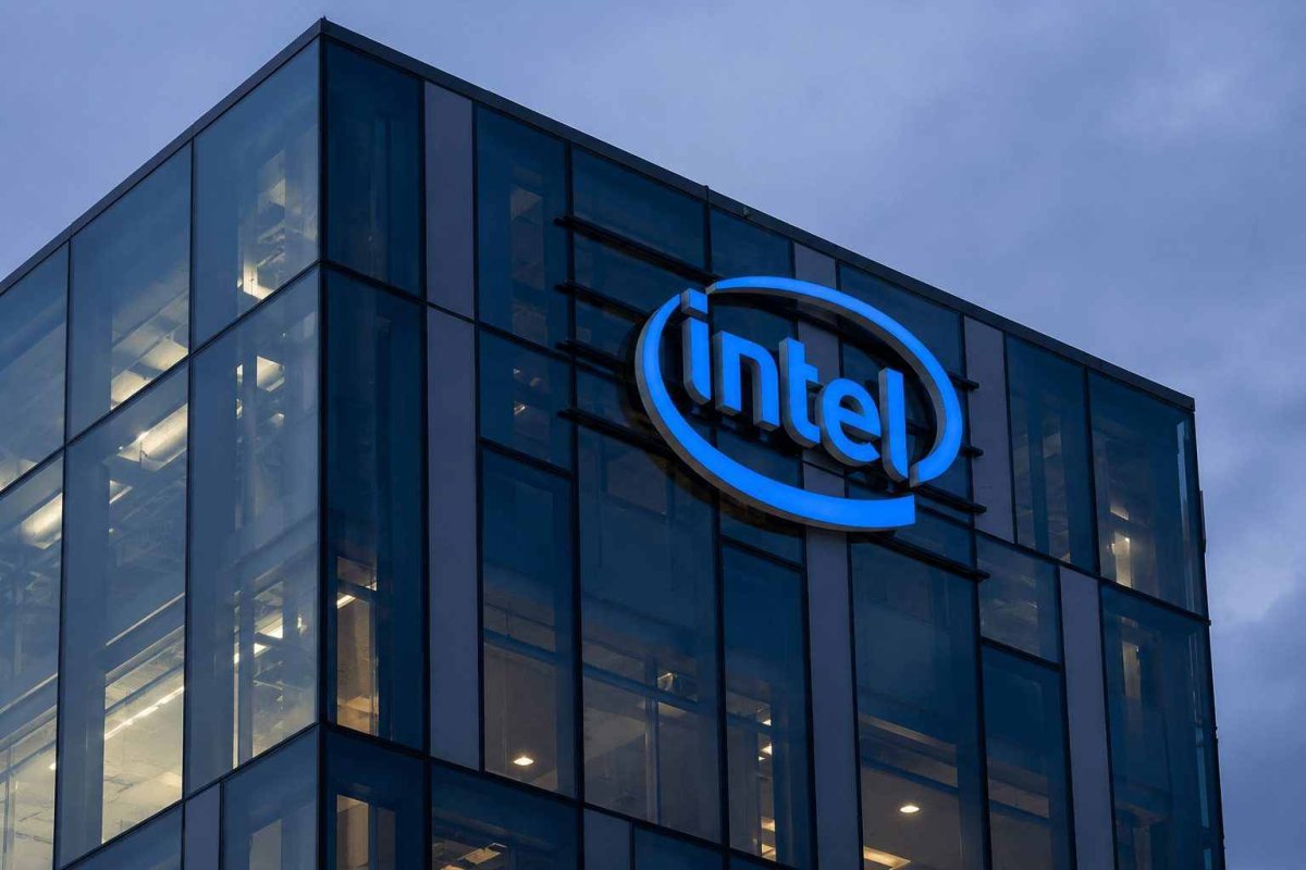 Intel Edges Higher as AI-Driven Demand Offsets Market Jitters
