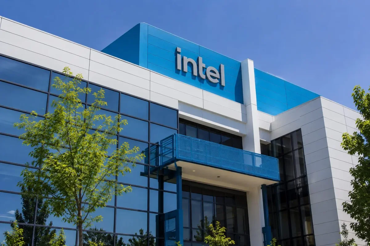Intel Edges Higher Premarket Despite Downgrade as CEO Heads to Taiwan for TSMC Talks
