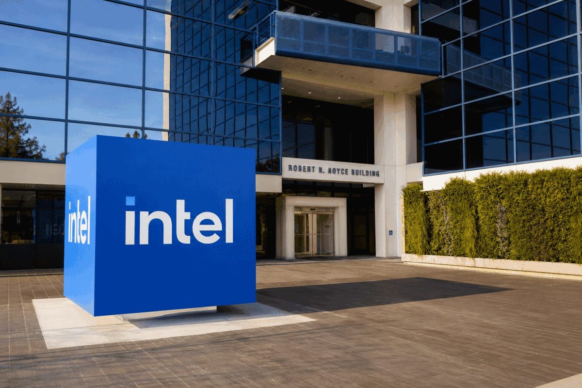 Intel's $20B AI Expansion: Stock Holds Above $95 Offering Price
