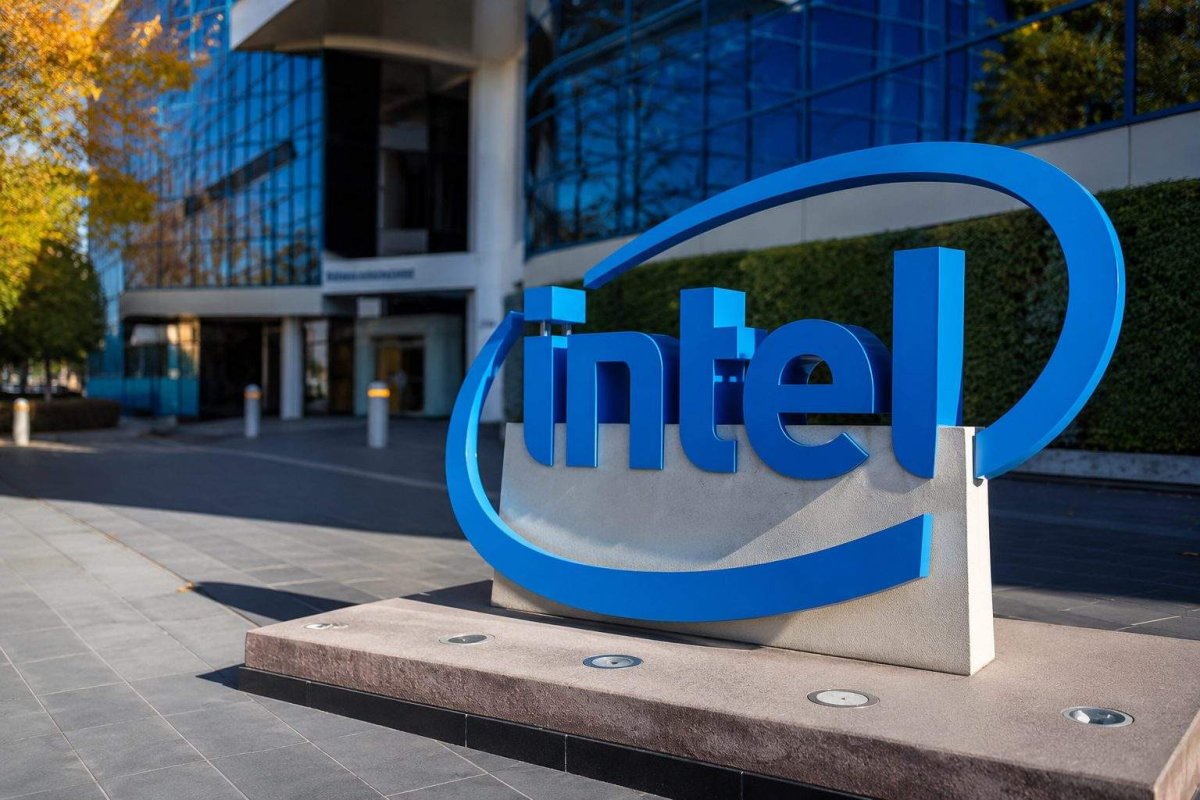 Intel's Dual Production Strategy Mitigates High-NA EUV Investment Risk