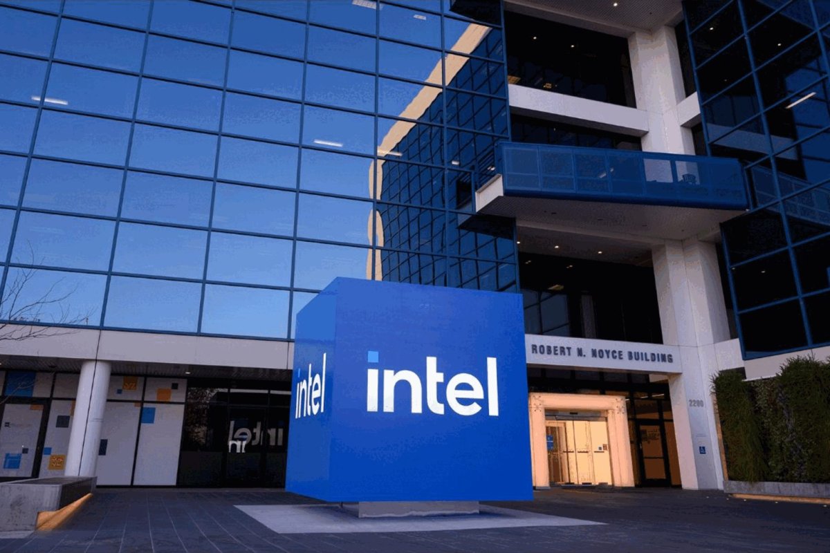 Intel Shares Slide 2.9% as AI Growth Fails to Offset Offering Dilution