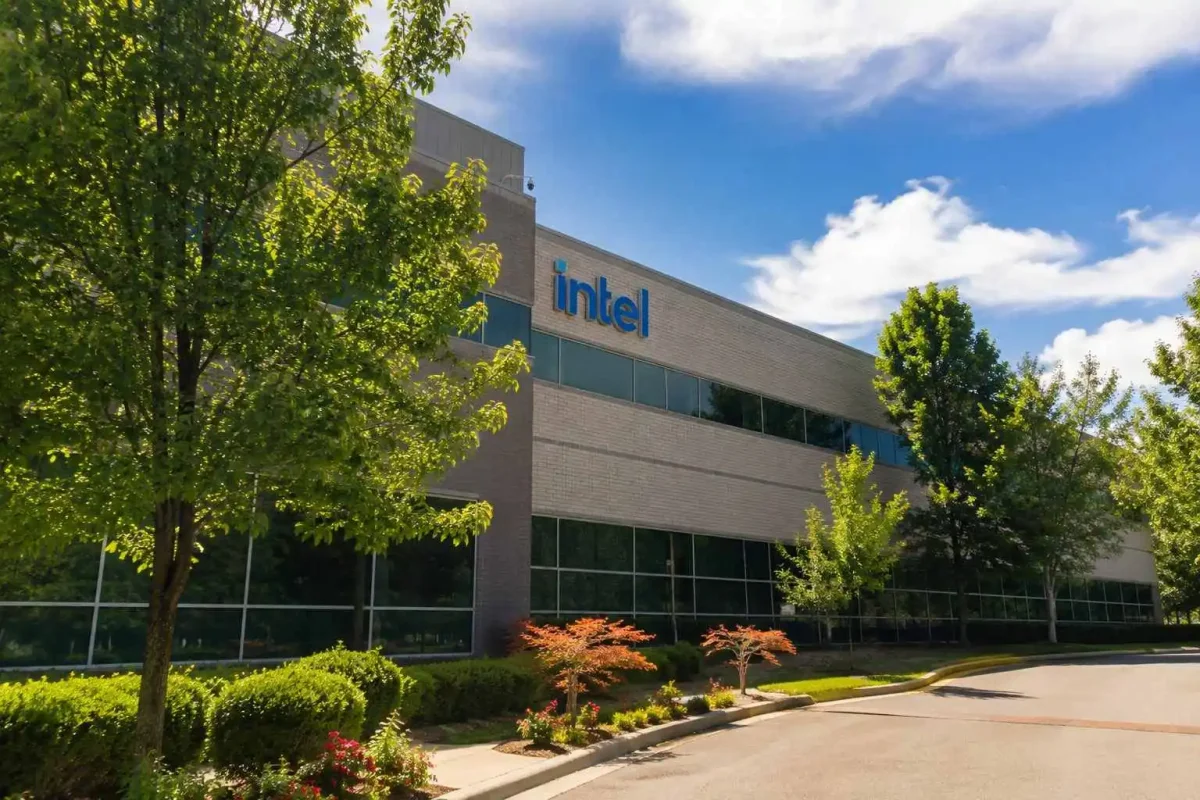 Intel Shares Steady Near Highs as Foundry Deals and AI Demand Awaited