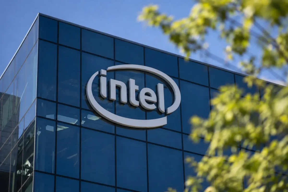 Intel Stock Lags Chip Sector on $5.7B Ireland Bet, Cash Flow Concerns