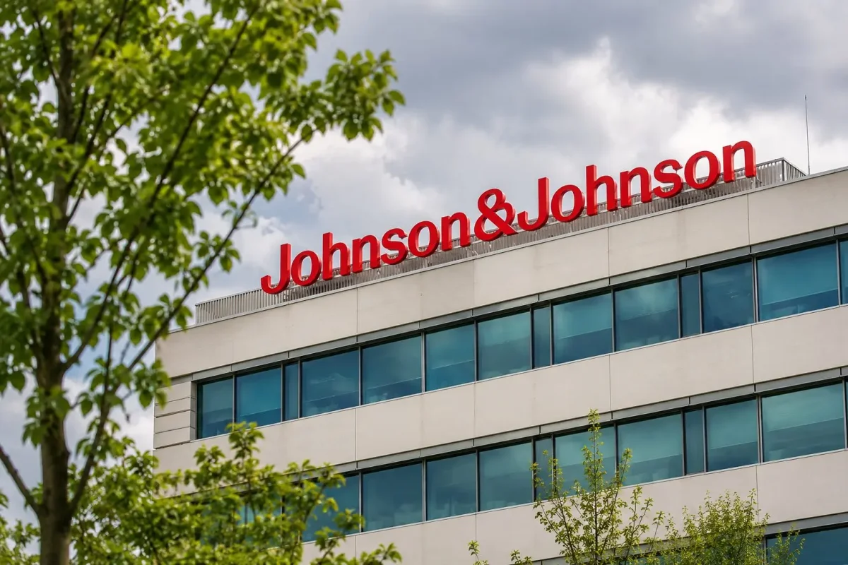 J&J Shares Hold Ground Despite 5.5% EPS Guidance Cut