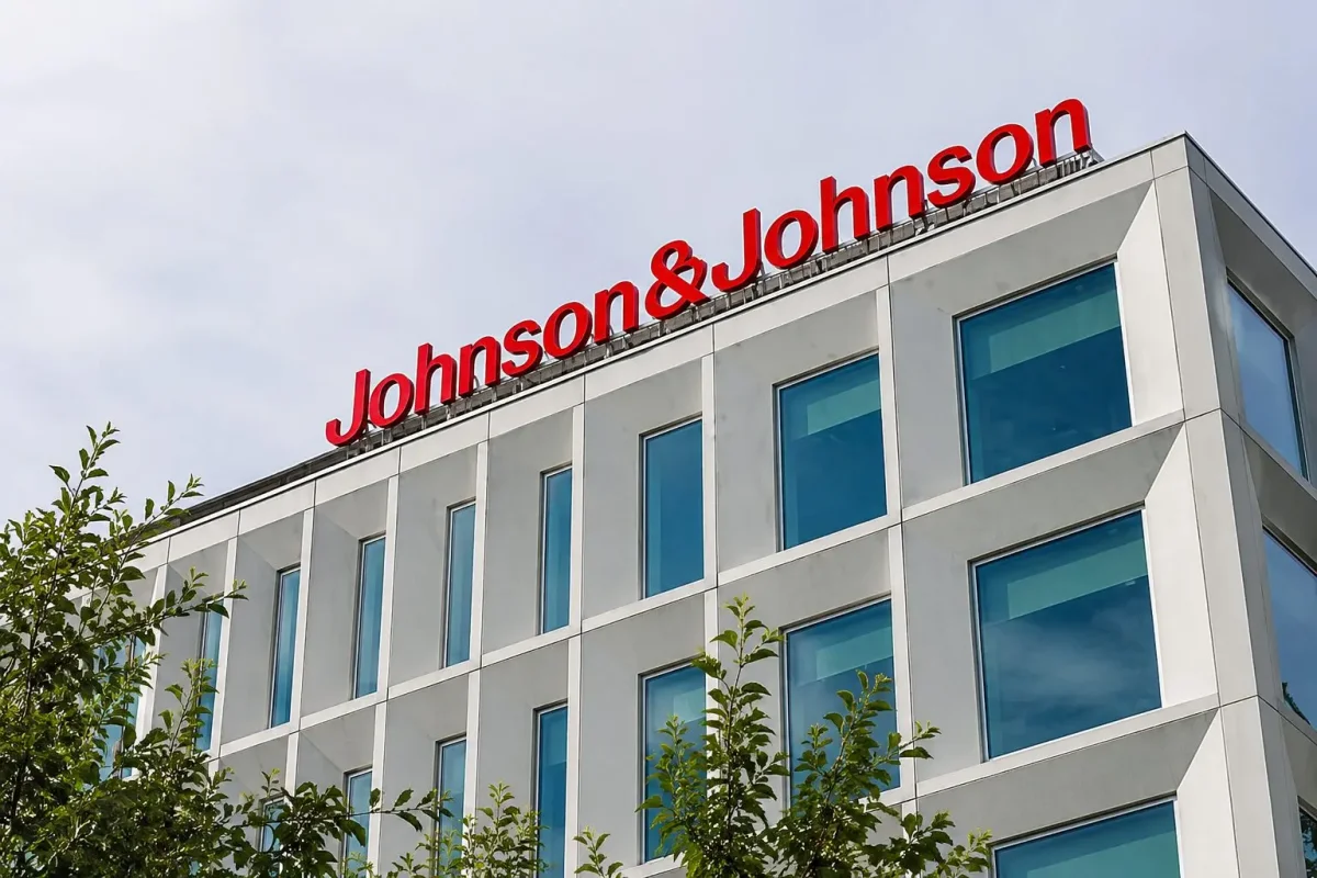 J&J Shares Rise Amid Market Turmoil; Pipeline and Dividend in Focus