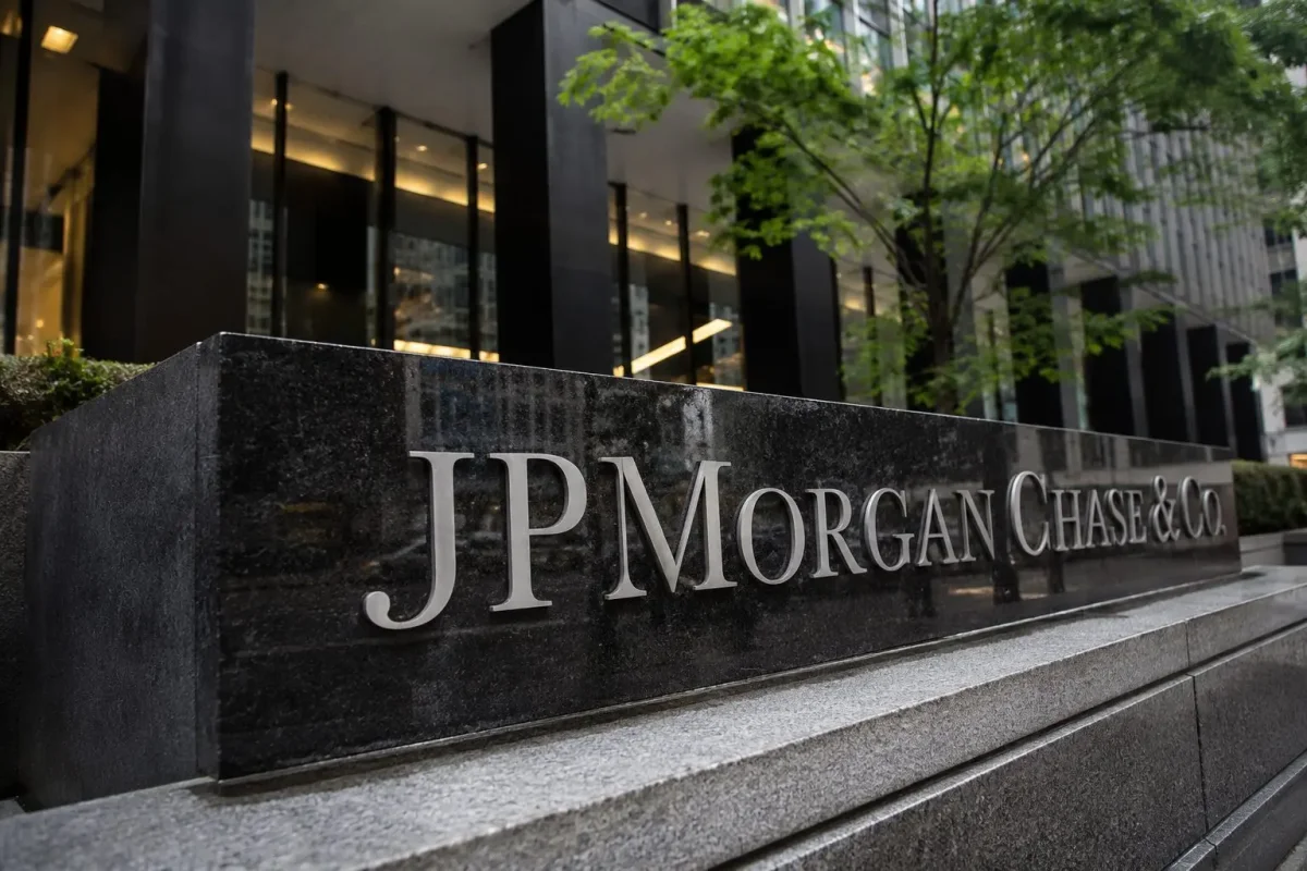 JPMorgan's Guidance Update Tests Premium Valuation Amid Balanced Outlook