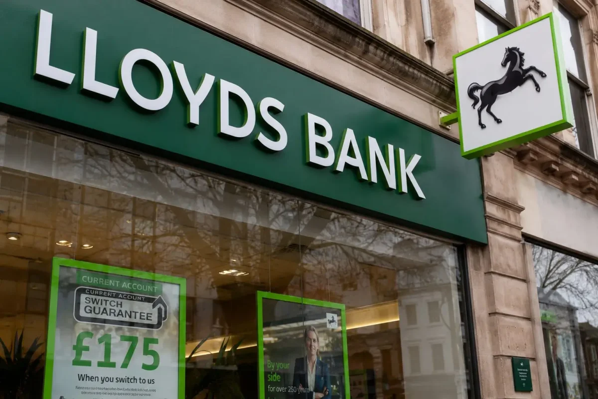 Lloyds Banking Group Shares Reclaim 100p Mark After Holiday Session