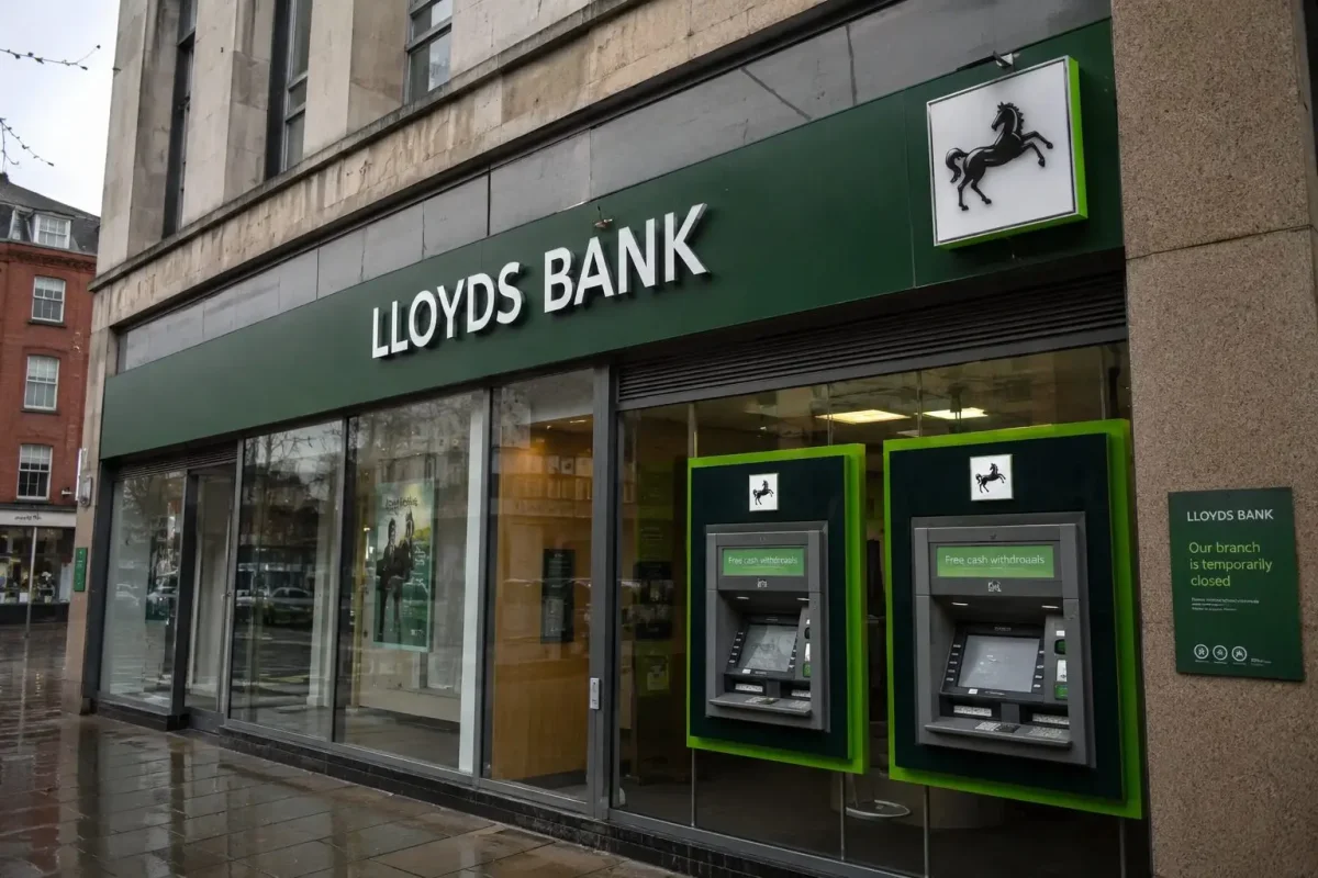 Lloyds Shares Dip 0.6% Despite Buyback and £500M Green Loan Launch