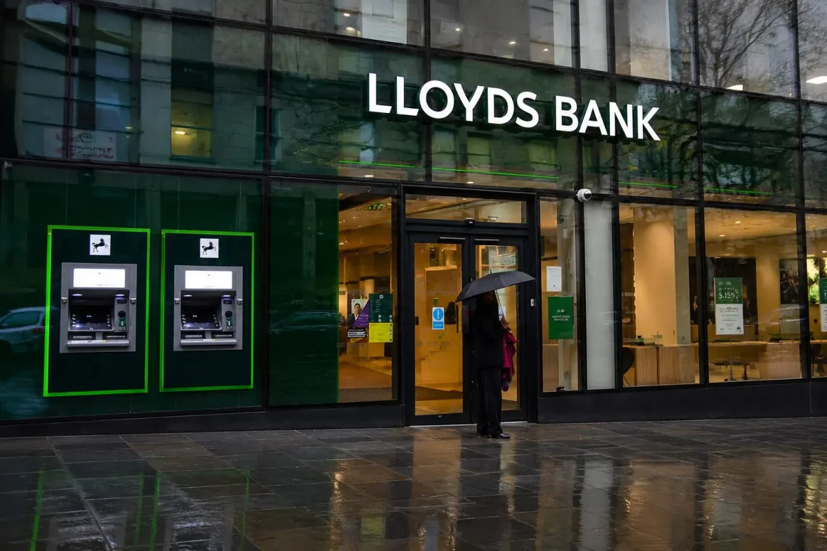 Lloyds Shares Dip as FCA Delays Motor Finance Payouts to 2027