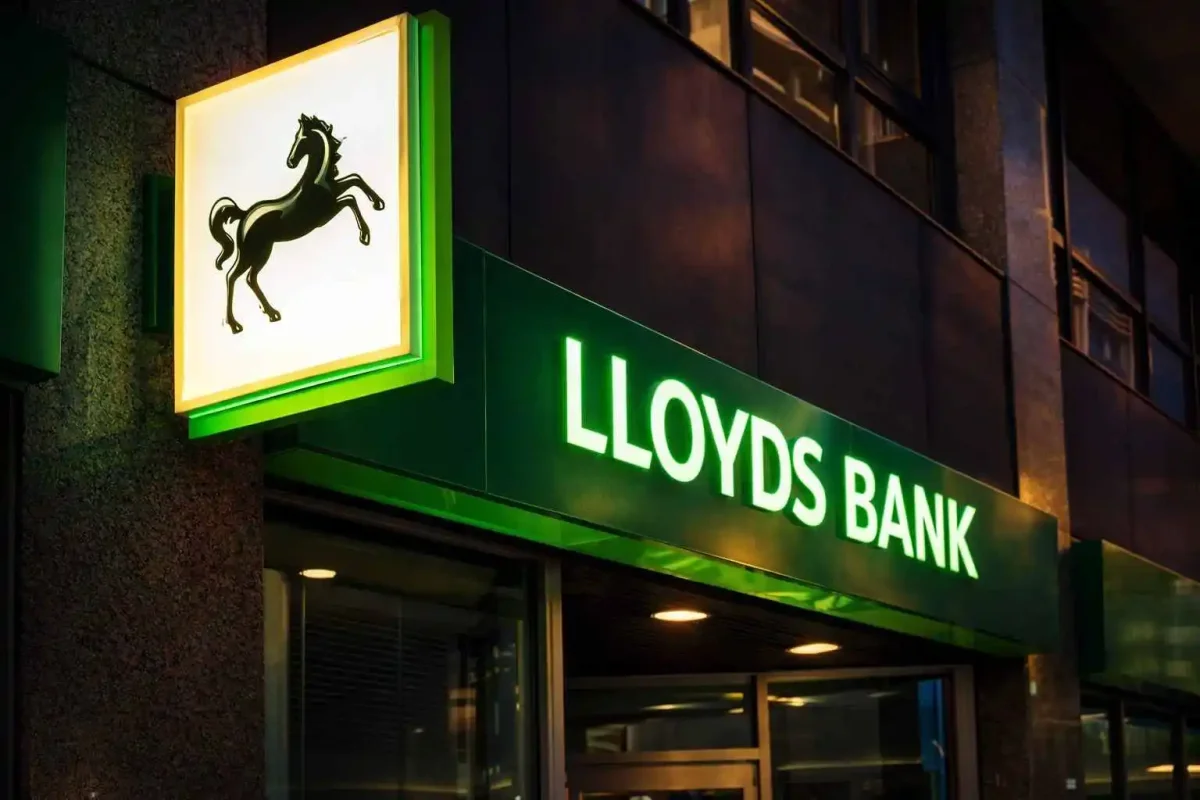 Lloyds Shares Edge Up Ahead of Q1 Report Amid Motor Finance Uncertainty