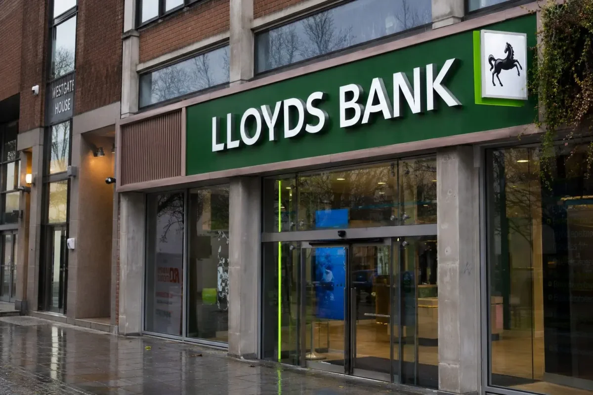 Lloyds Shares Near Pound as Buyback, Rate Cuts, and Economic Stability Shape Outlook
