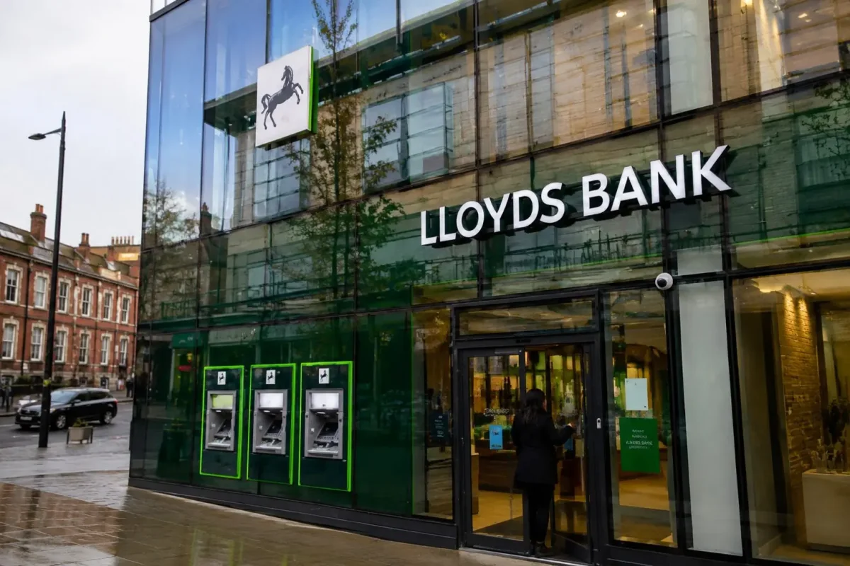 Lloyds Shares Surge on Buyback, Focus Shifts to BoE Rate Decision and H1 Results