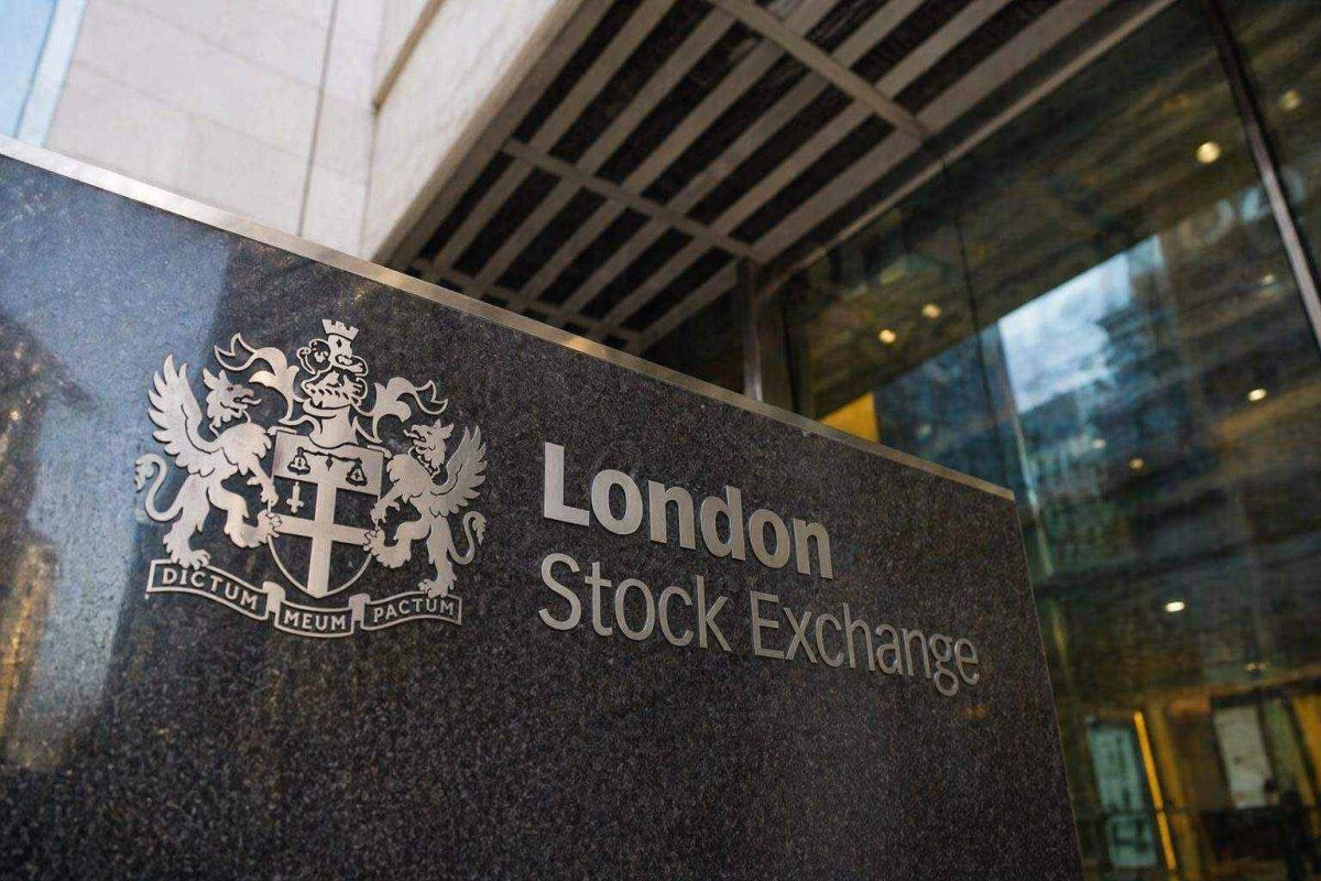 London Shares Dip as Oil Rally and Fresh Tariff Threats Weigh on Sentiment