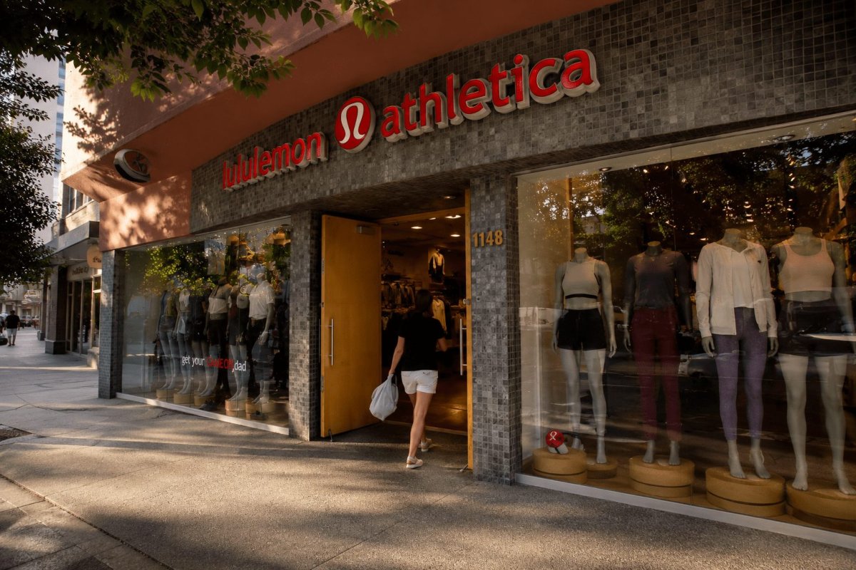 Lululemon CEO O'Neill Aims to Counter Skepticism as Proxy Fight Intensifies