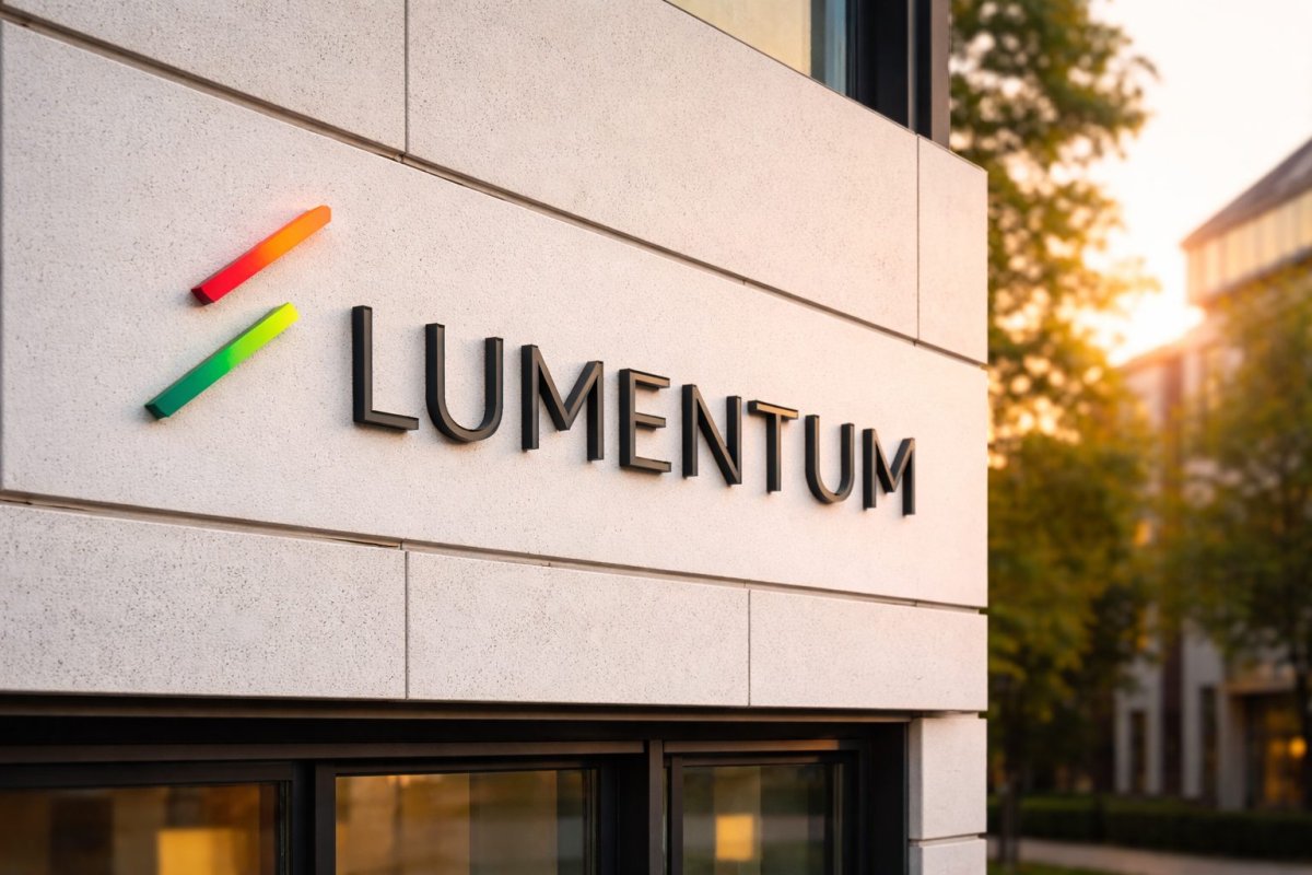 Lumentum Shares Slide on Insider Transactions Ahead of Market Reopening
