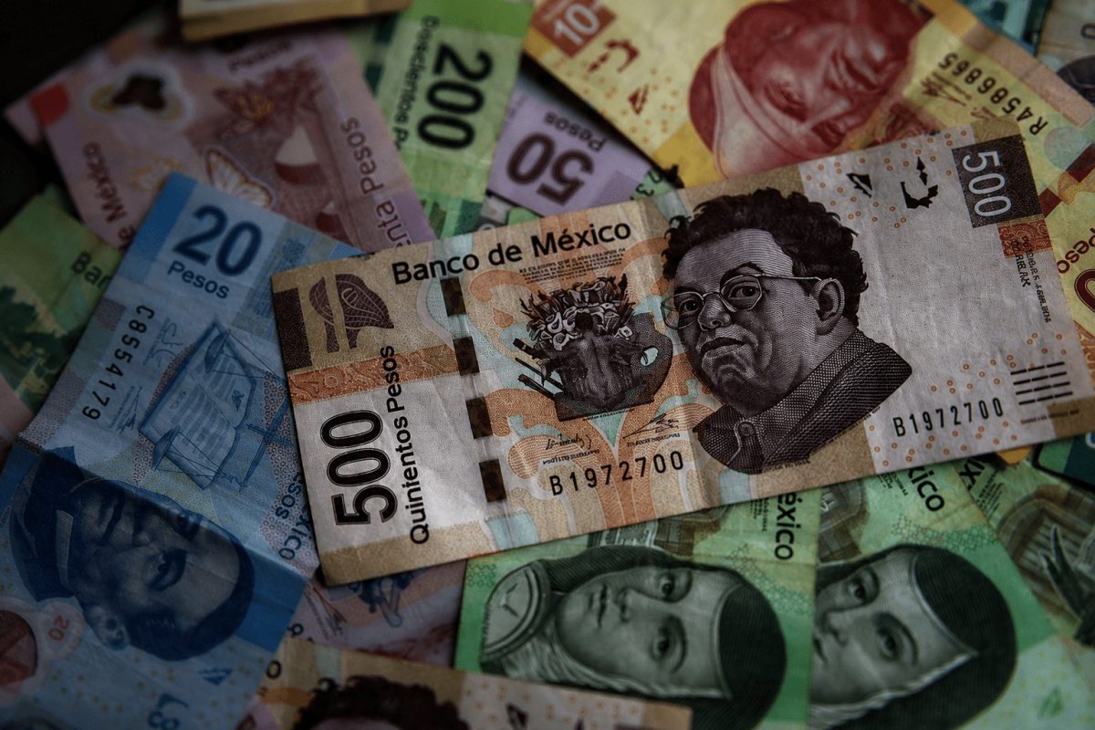 Mexican Peso Surges on U.S.-Iran Deal Hopes, Dollar Weakens