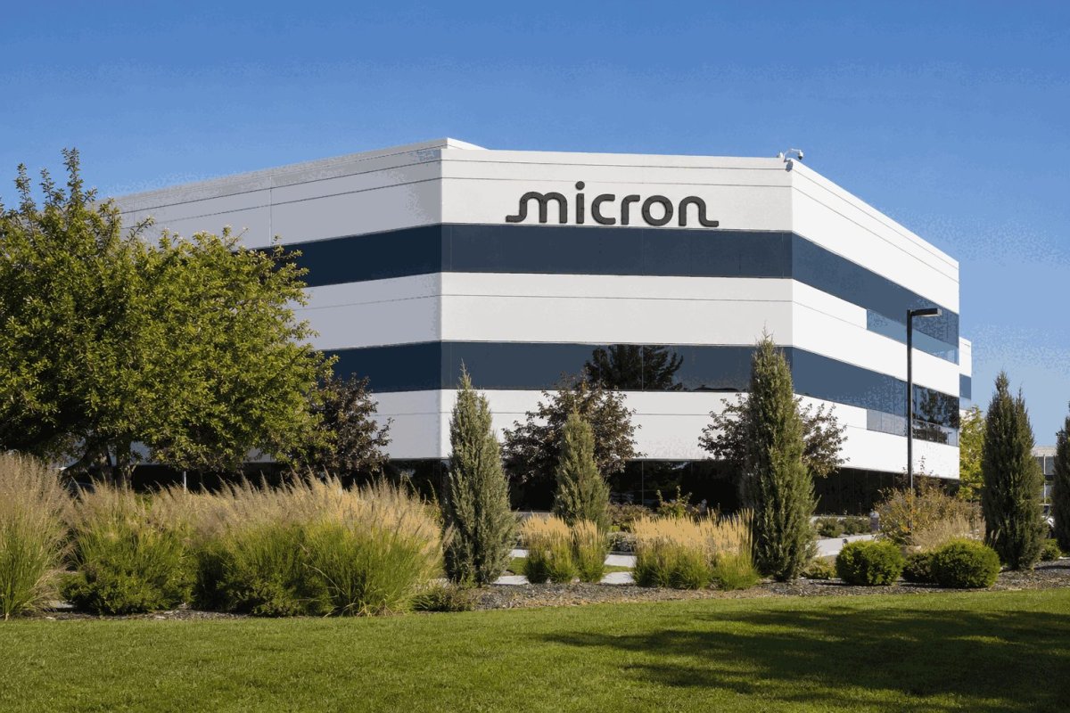 Micron Surges 3.5% as US Policy Shift Bolsters AI Memory Demand